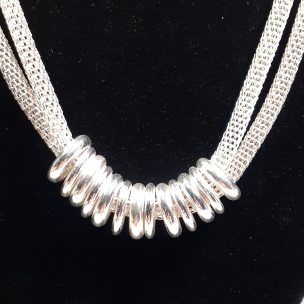 🍁3/$25 👉*NWOT* BEAUTIFUL & SIMPLE SILVER ACCENT NECKLACE ~LOVELY & SO SHINY